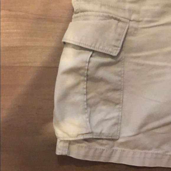 Old navy white/beige shorts missing button - Picture 3 of 5